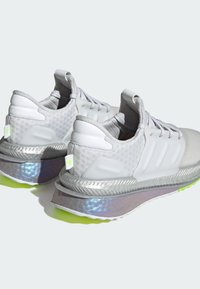 Szare buty sportowe z teksturowaną cholewką, odblaskowymi metalicznymi akcentami i wyściełaną podeszwą z delikatnymi limonkowymi akcentami.