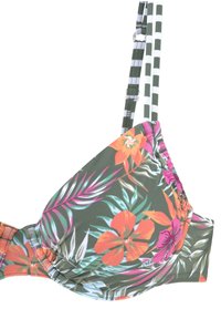 Top del bikini verde con una vivace stampa floreale caratterizzata da fiori arancioni e rosa, spalline regolabili a righe e dettagli di cuciture arricciate.