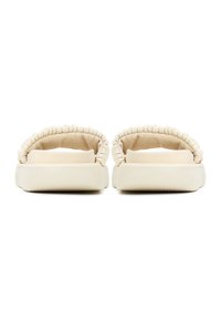 Cremefarvede slidesandaler med en polstret, fletet rem og flad sål, der har glat lædermateriale og et minimalistisk design.