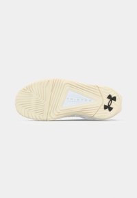 Sohle eines Under Armour Sneakers mit einer strukturierten, cremefarbenen Gummisohle, die ein Logo und ein transparentes Element für Flexibilität aufweist.