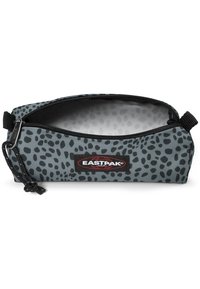 Grijze etui met zwart stippenpatroon, ritsluiting en een kleine zwarte handgreep. Heeft het Eastpak-merkenlogo in het rood aan de zijkant.