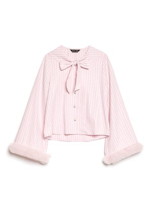 Lichtroze cropped blouse met verticale strepen, een strik bij de kraag, parelachtige knopen en pluizige accenten op de klokmouwen.