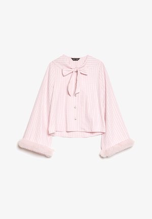 Blusa curta cor-de-rosa clara com riscas verticais, laço na gola, botões com aspeto de pérola e detalhes felpudos nas mangas sino.