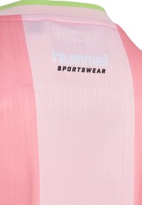 Rosa och ljusrosa sporttröja med integrerad grön krage. Har "hummel"-logotyp och texten "SPORTSWEAR" i svart på baksidan. Slät textur.