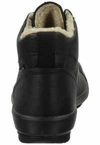 Bottine en cuir noir avec finition texturée, doublure en polaire douce et accents élastiques. Caractéristiques : bout arrondi et semelle en caoutchouc durable.