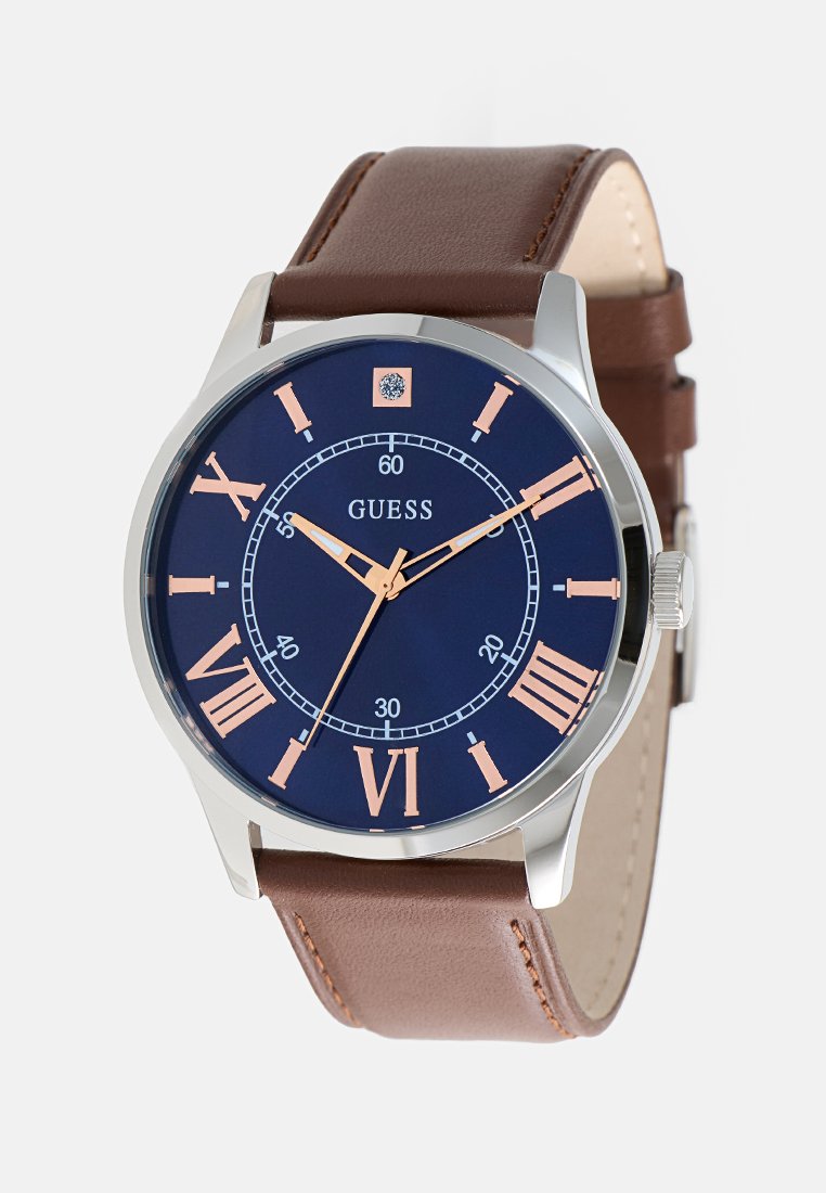 Brauner Lederarmbanduhr mit einem silbernen Gehäuse, dunkelblauem Ziffernblatt, roségoldenen römischen Ziffern und einem zentralen Ziffernblatt für Minuten und Sekunden.