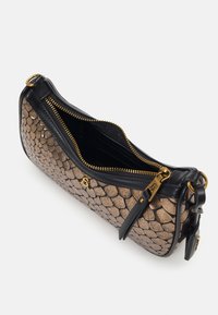 Pochette imprimée noire et bronze métallique, avec un motif texturé en imitation peau de serpent et des détails en métal doré sur la fermeture éclair et les accessoires.