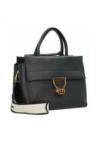 Bolso de mano de piel negra con forma estructurada, que cuenta con un cierre de hardware dorado y una correa de hombro de tela desmontable. Superficie texturizada.