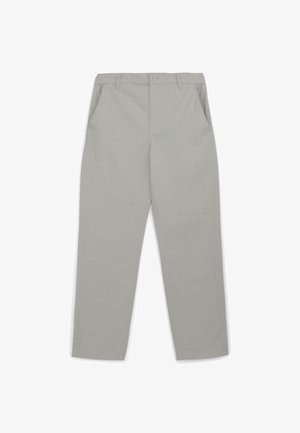 Pantaloni grigio chiaro in tessuto morbido, con taglio a gamba dritta, tasche laterali e chiusura con un solo bottone in vita.
