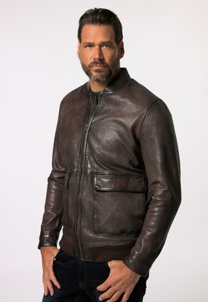 Chaqueta bomber de cuero marrón con cremallera frontal, puños acanalados y dos bolsillos delanteros; textura suave y diseño ajustado.