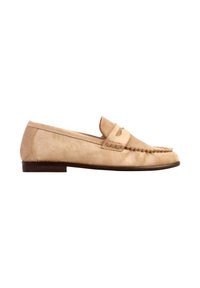 Mocassin penny en daim beige avec des détails cousus, talon bas et bout arrondi, montré en profil latéral sur fond blanc.