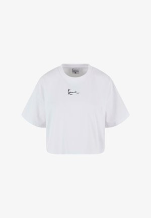 Biała krótka koszulka wykonana z miękkiej bawełny, z luźnymi krótkimi rękawami i czarnym haftowanym logo na klatce piersiowej. Gładka tekstura.