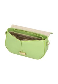 Vihreä nahkakäsilaukku, jossa on muotoiltu rakenne, kultaiset yksityiskohdat ja läppäsuljenta. Sisältä löytyy vetoketjullinen osio ja beige vuori.