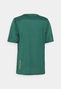 Zelené sportovní tričko s krátkým rukávem, vzorovanou texturou, kulatým výstřihem a žlutým logem na levé straně u lemu.