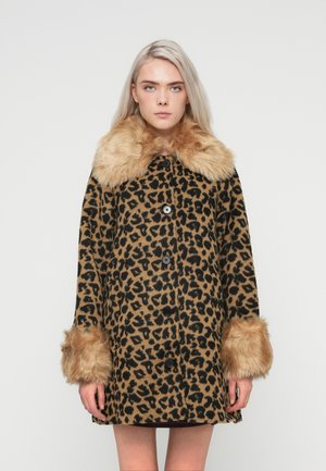 Leopardmønstret frakke med krave og manchetter i kunstpels, mørke knapper, knælangt design og blød tekstur på en beige baggrund.