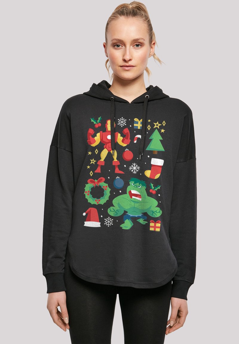 Felpa nera con cappuccio caratterizzata da una stampa vivace di Iron Man e Hulk, arricchita da grafiche a tema natalizio come regali, alberi e fiocchi di neve.