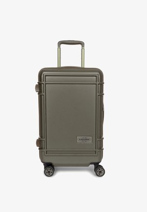 Hårdskallet kuffert i olivengrøn, med en struktureret overflade, teleskophåndtag, to hjul og en metal logo-detalje.