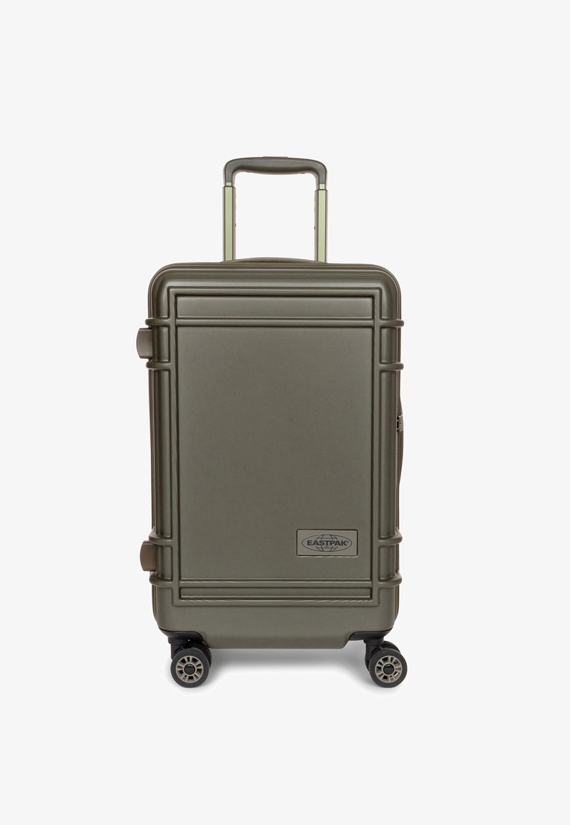 Valise rigide de couleur olive, avec une surface texturée, une poignée rétractable, deux roulettes et un accent de logo en métal.