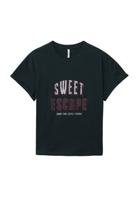 T-shirt in cotone nera con colletto rotondo e maniche corte. Presenta testo bianco e bordeaux: "DOLCE FUGA" e "GODITI LE PICCOLE COSE" sotto.