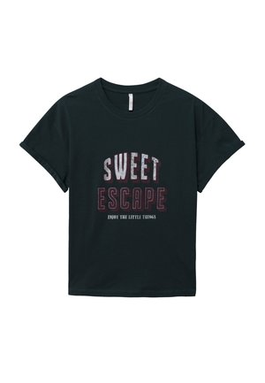 Zwarte katoenen t-shirt met ronde hals en korte mouwen. Wordt gekenmerkt door witte en bordeauxrode tekst: "SWEET ESCAPE" en "ENJOY THE LITTLE THINGS" eronder.