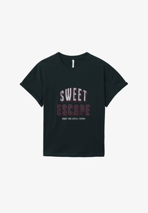 Zwarte katoenen t-shirt met ronde hals en korte mouwen. Wordt gekenmerkt door witte en bordeauxrode tekst: "SWEET ESCAPE" en "ENJOY THE LITTLE THINGS" eronder.