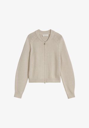 Beżowy dziergany kardigan z zamkiem z przodu, prążkowanym kołnierzem, mankietami i krawędzią, długimi rękawami oraz prostym fakturowanym wzorem na ramionach.