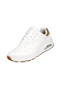 Zapatilla deportiva blanca con parte superior perforada, diseño con cordones, suela acolchada y suela exterior de goma marrón. Presenta un cojín de aire visible.