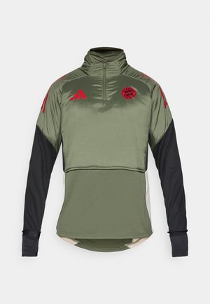 Grüner und schwarzer Sportpullover mit hohem Kragen, halbseitigem Reißverschluss und roten Akzenten, aus feuchtigkeitsableitendem Material und mit Logo.