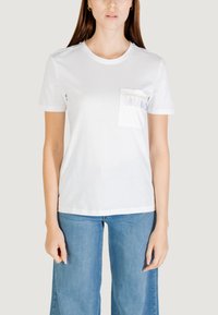 Camiseta de algodón blanca con mangas cortas, escote redondo y un bolsillo que presenta patrones de gotas de color a lo largo del borde superior.