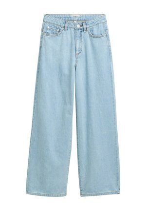 Jean bleu clair à jambes larges avec fermeture à bouton et zip à l’avant, passants pour ceinture et design à cinq poches sur fond blanc.
