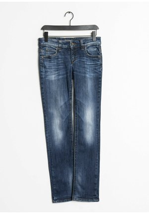 Blauwe verwassen jeans met rechte pijpen en voor- en achterzakken, hangend aan een zwarte hanger tegen een witte achtergrond.