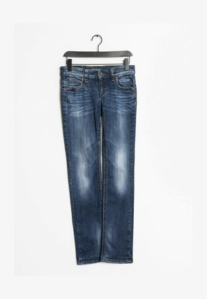 Jean bleu délavé à coupe droite avec poches avant et arrière suspendu à un cintre noir sur fond blanc.