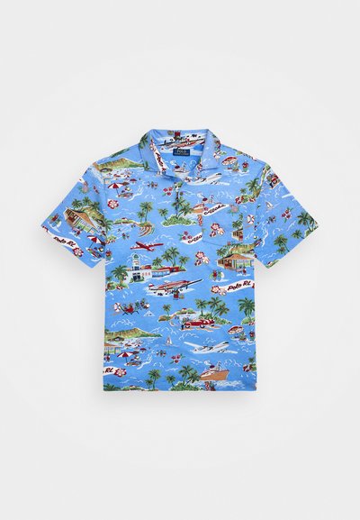 Camisa de manga curta, com colarinho, em azul claro com estampa tropical, apresentando barcos, palmeiras e flores, feita de um tecido respirável.