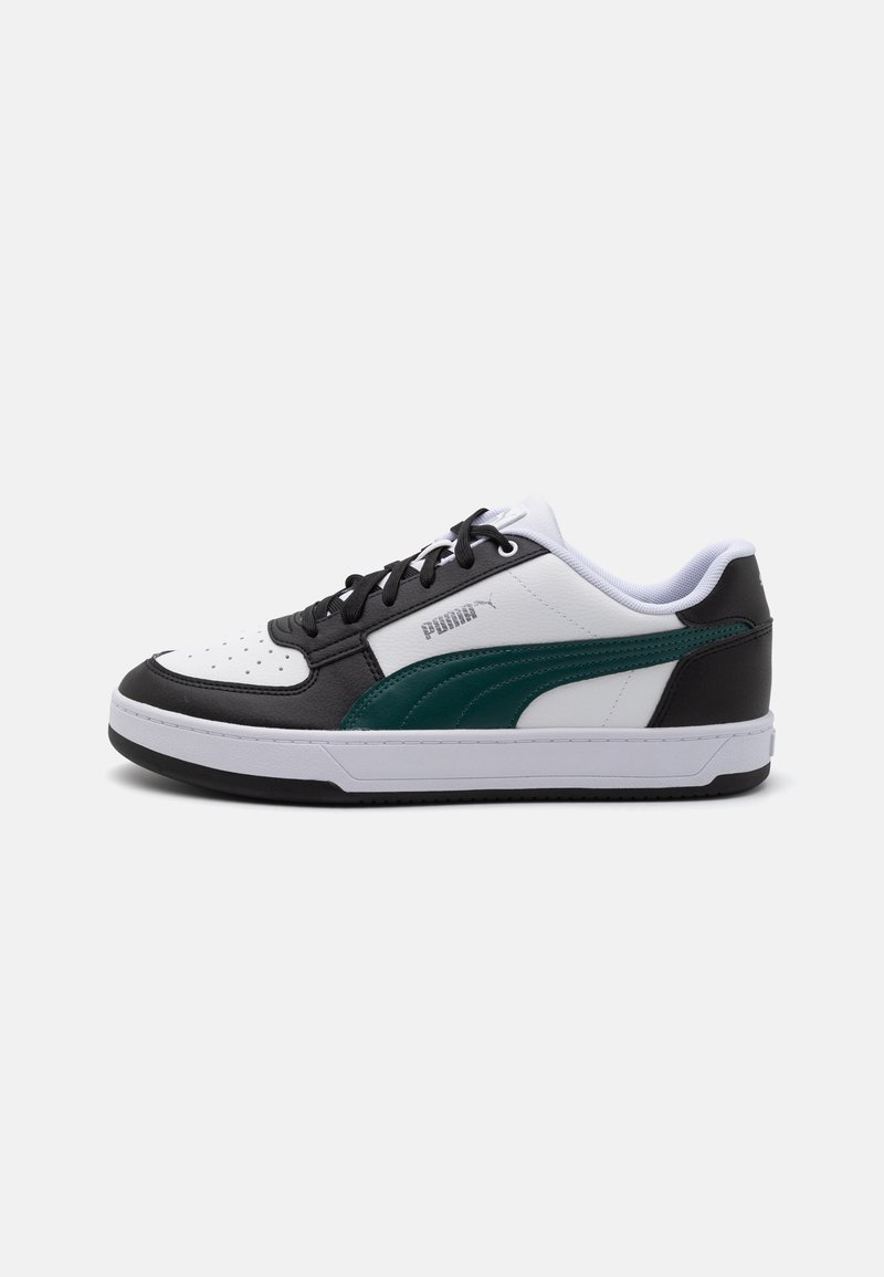 Sort, hvid og teal sneakers med en glat læder- og tekstiloverdel; har en perforeret tå og en kontrastfarvet gummisål.
