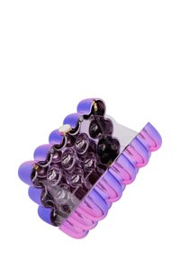 Lila ombre clutch táska kerek, fésült tetejével, átlátszó testtel, kör alakú kivágásokkal és arany hardware záródással. Simaság és fényes műanyag textúra jellemzi.