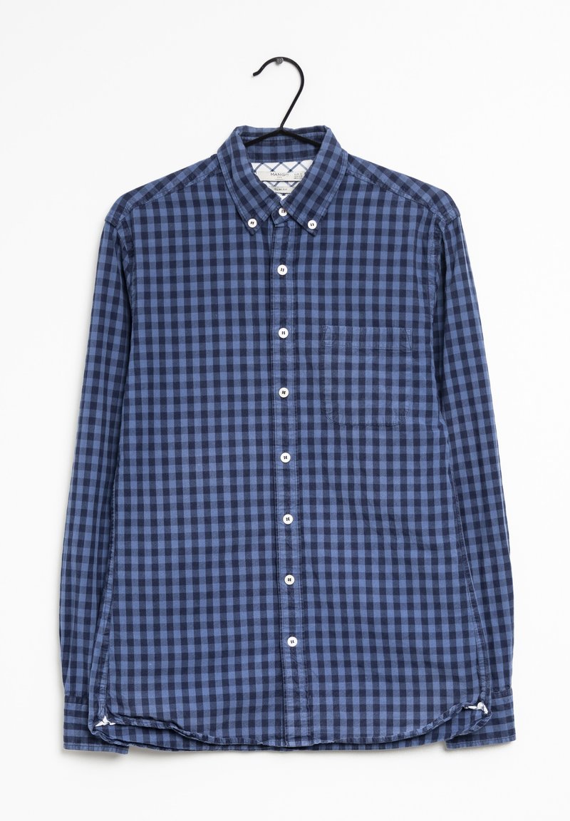Camicia a maniche lunghe a quadri blu e navy con colletto a punta, taschino frontale e bottoni bianchi, appesa a un gancio nero.