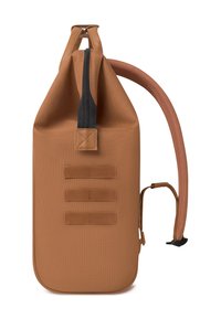 Sac à dos marron, texturé avec une finition mate, doté d'un zip central, de trois bandes verticales en toile et d'une bandoulière rembourrée.