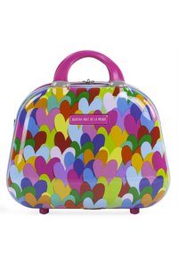 Maleta colorida con patrón de corazones, con un exterior de plástico brillante y suave, que presenta un asa y un cierre en color rosa, y tiene forma rectangular.