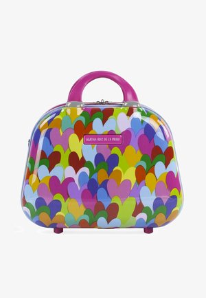 Maleta colorida con patrón de corazones, con un exterior de plástico brillante y suave, que presenta un asa y un cierre en color rosa, y tiene forma rectangular.