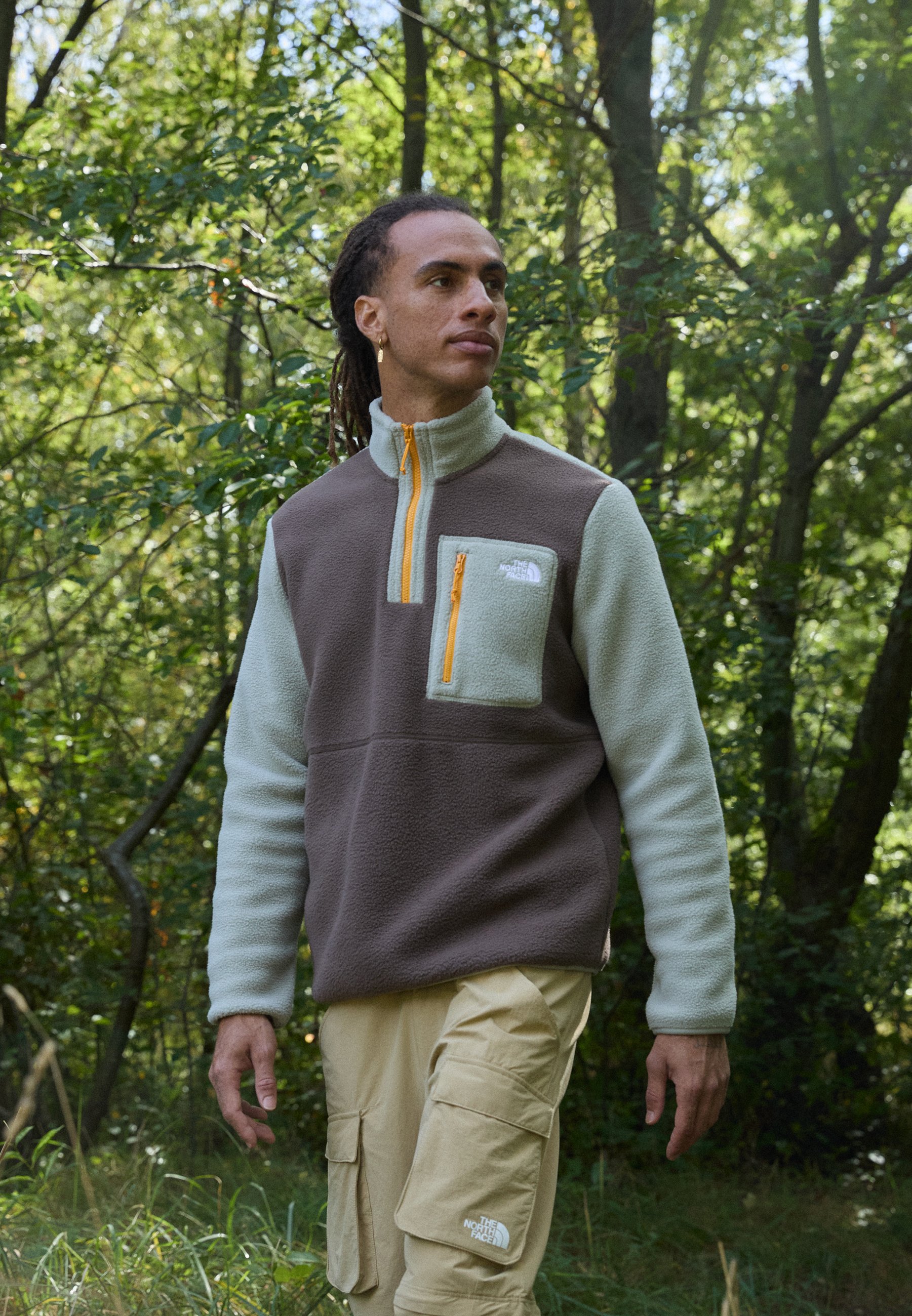 The North Face: homem usando fleece em ambiente verde