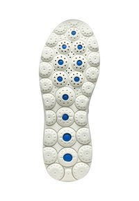 Semelle de baskets avec une base en caoutchouc blanc ornée de petits accents circulaires bleus et de petits trous de ventilation. Surface texturée pour une meilleure adhérence.