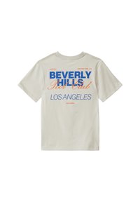 Lichtbeige t-shirt met korte mouwen, versierd met blauw en oranje grafische tekst: "BEVERLY HILLS Pool Club LOS ANGELES CALIFORNIA." Gemaakt van zacht katoen.