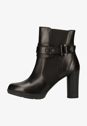 Bottine noire à la cheville avec dessus en cuir lisse, panneaux latéraux élastiques, bande décorative avec boucle, et talon haut épais.