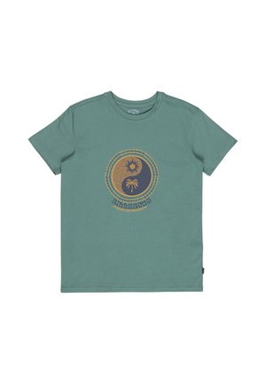 T-shirt a maniche corte color teal con grafica yin-yang di sole e palma e testo "Billabong" al centro davanti.