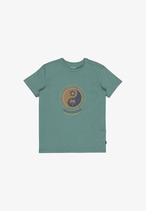 T-shirt a maniche corte color teal con grafica yin-yang di sole e palma e testo "Billabong" al centro davanti.