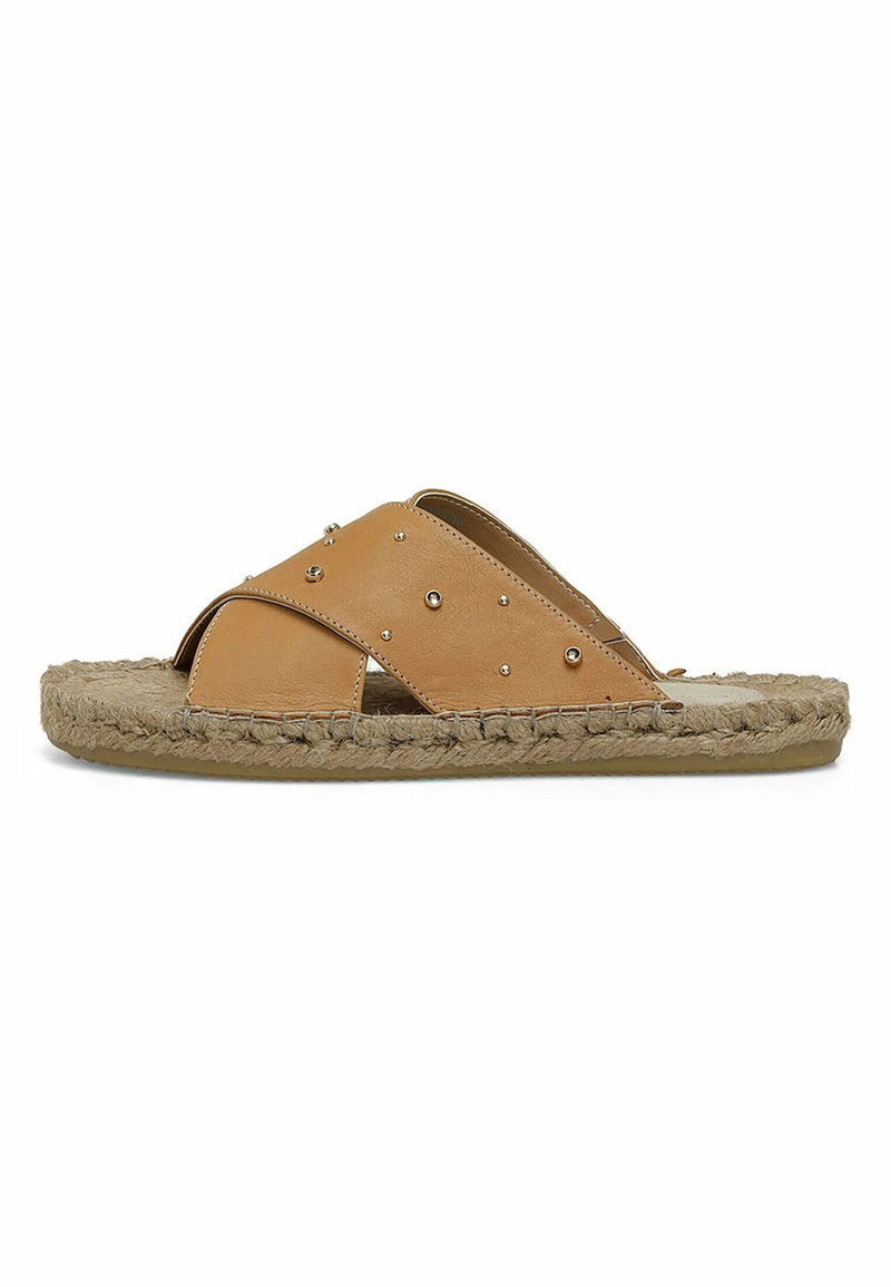 Brune læderslide sandaler med krydssnøre, prydet med sølvnitter og en vævet jutesål for tekstur og komfort.