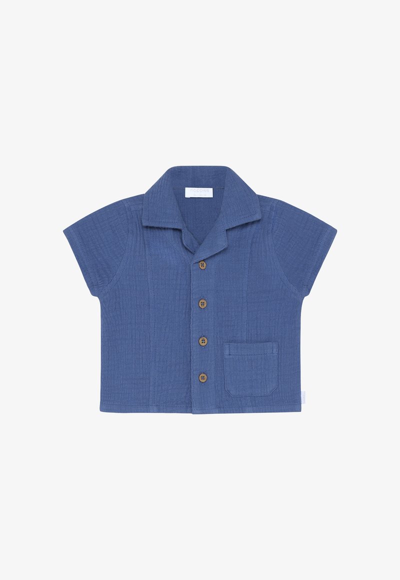 Chemise bleue à manches courtes en coton texturé, dotée d'un col, de cinq boutons en bois et d'une poche avant. Design simple et structuré.