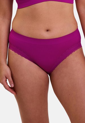 Sous-vêtements en tissu ribbed magenta avec une ceinture douce et large et une délicate bordure en dentelle sur les bords. Texture lisse et design taille basse.
