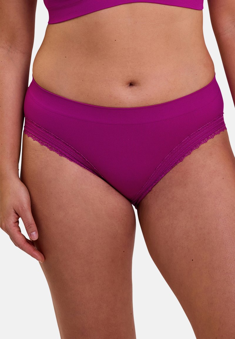 Sous-vêtements en tissu ribbed magenta avec une ceinture douce et large et une délicate bordure en dentelle sur les bords. Texture lisse et design taille basse.