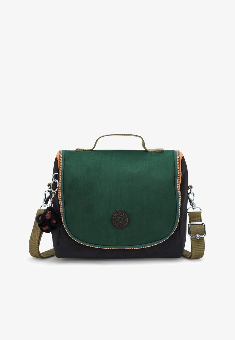 Bolso de hombro verde y negro con un acabado texturizado, que presenta una solapa, costuras decorativas, una insignia de logo y un charm peludo adjunto.